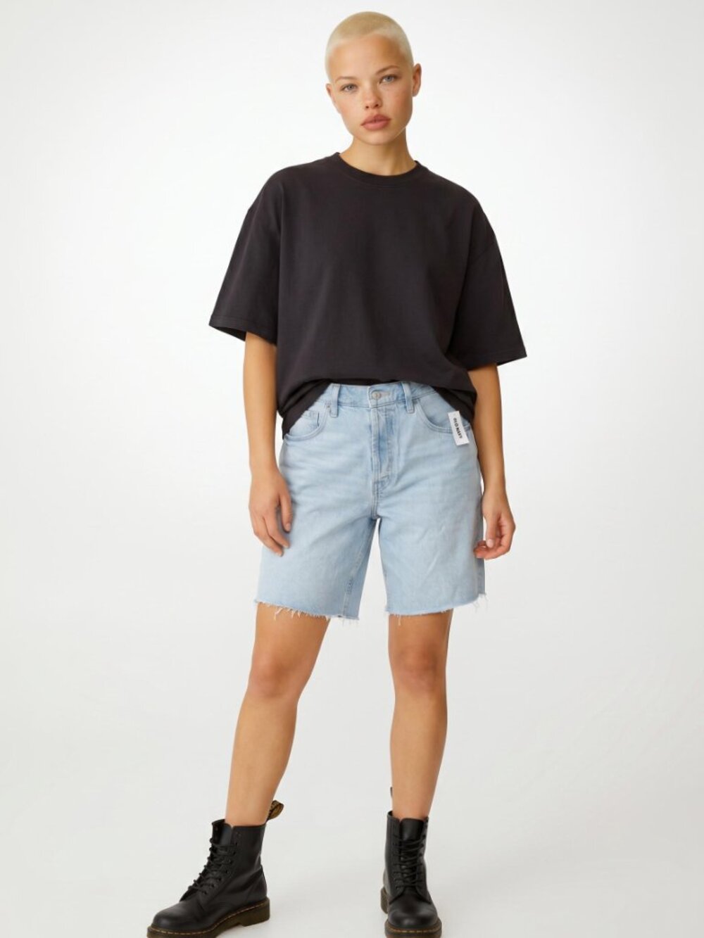Old Navy Mid Rise Baggy Light Wash Denim Shorts NWT 8 33" waist, 8" inseam